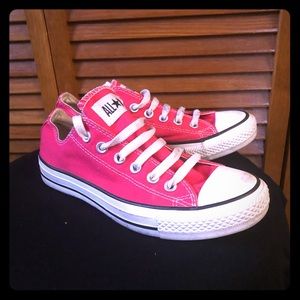 Pink low top chucks 💓👟💓